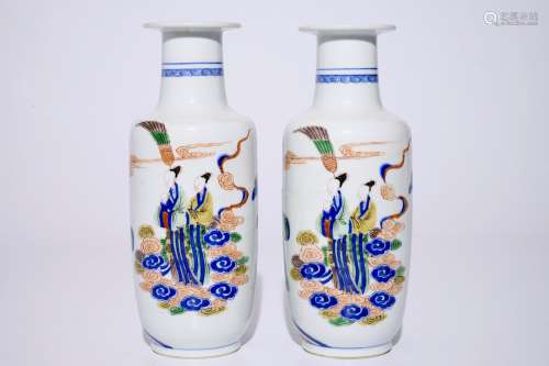 A pair of Chinese famille verte rouleau vases with figures in Kangxi-style, 19/20th C.