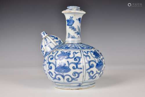 A Chinese blue and white kraak porcelain kendi, Ming, Wanli