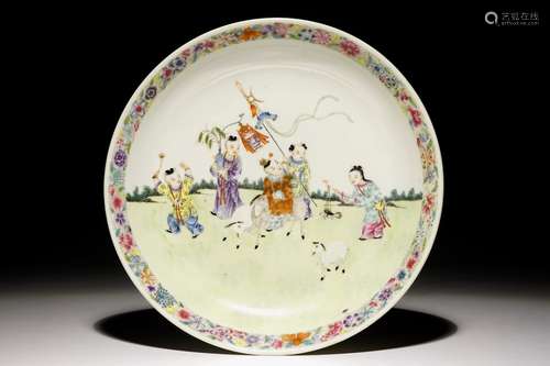 A Chinese famille rose dish with playing children, Republic, 20th C.