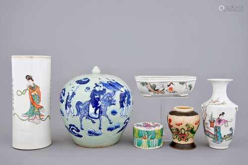 A varied collection of Chinese blue and white and famille rose porcelain, 19/20th C.