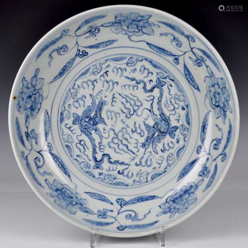 A Chinese blue and white dragon dish, Ming