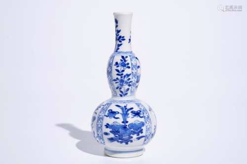 A blue and white Chinese double gourd vase with design of antiquities, Kangxi