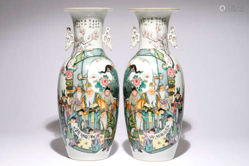 A pair of Chinese famille rose vases with design of figures, 20th C.