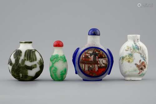 A set of four Chinese glass and porcelain snuff bottles, 19/20th C.