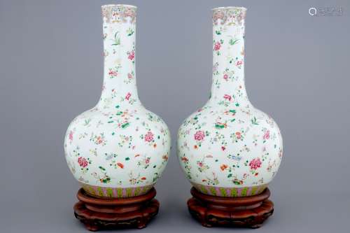 A pair of tall Chinese famille rose tianqiuping bottle vases, 19th C.