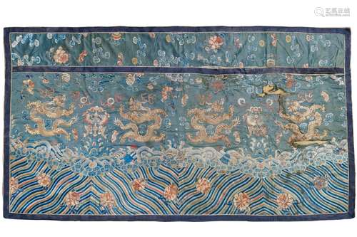 A Chinese embroidered silk panel with dragons, 18/19th C.