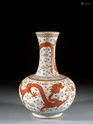 VASE EN PORCELAINE POLYCHROME, CHINE, XXe SIÈCLE