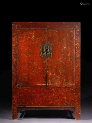 ARMOIRE EN BOIS LAQUÉ ROUGE ET DÉCOR OR, CHINE, XVIIe SIÈCLE