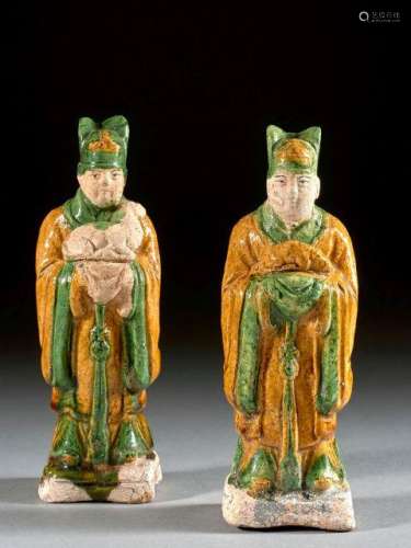 DEUX STATUETTES DE DIGNITAIRES REPRÉSENTANT LES SIGNES DU ZODIAQUE EN TERRE CUITE EMAILLÉE VERT ET JAUNE, DYNASTIE MING (1368-1644)