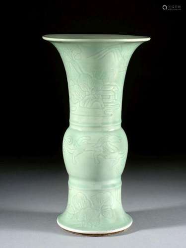 VASE GU EN PORCELAINE CÉLADON, CHINE, DYNASTIE QING, ÉPOQUE KANGXI (1662-1722)