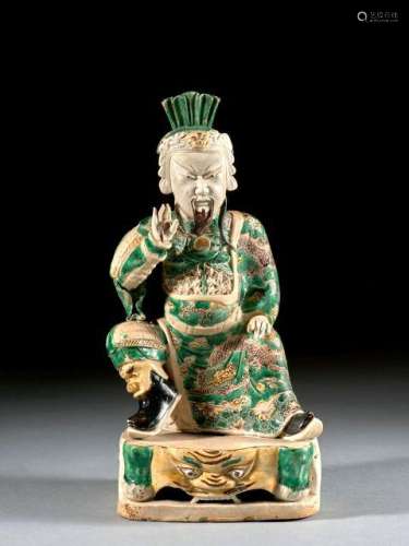 STATUETTE DE GUANDI EN BISCUIT ÉMAILLÉ VERT, JAUNE ET AUBERGINE, CHINE, DYNASTIE QING, ÉPOQUE KANGXI (1662-1722)