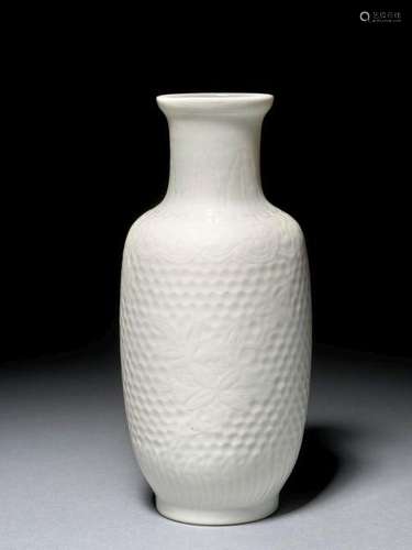 PETIT VASE EN PORCELAINE BLANCHE, CHINE, DYNASTIE QING, ÉPOQUE GUANGXU (1875-1908)