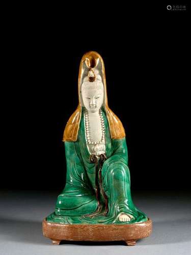 STATUETTE DE GUANYIN EN BISCUIT ÉMAILLÉ VERT, JAUNE ET AUBERGINE, CHINE, DYNASTIE QING, ÉPOQUE KANGXI (1662-1722)