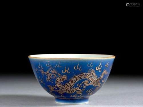 PETIT BOL À FOND BLEU POUDRÉ ET DÉCOR OR, CHINE, DYNASTIE QING, ÉPOQUE GUANGXU (1875-1908)