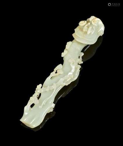 PETIT SCEPTRE RUYI EN JADE CÉLADON PÂLE SCULPTÉ, CHINE