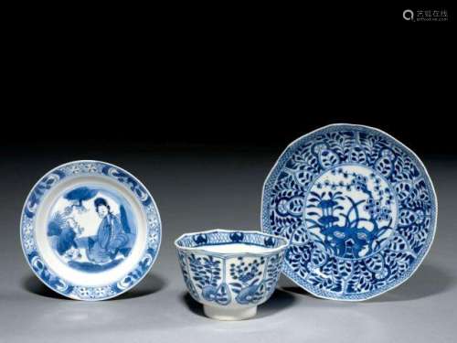 UNE COUPE ET SA SOUCOUPE ET UNE COUPELLE EN PORCELAINE BLEU BLANC, CHINE, DYNASTIE QING, ÉPOQUE KANGXI (1662-1722)