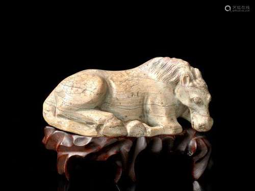 CHEVAL EN JADE CALCIFIÉ SCULPTÉ, CHINE, POSSIBLEMENT FIN DE LA DYNASTIE MING, XVIIe SIÈCLE