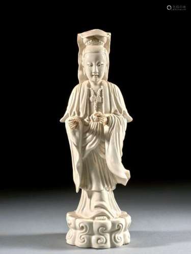 STATUETTE DE GUANYIN EN PORCELAINE BLANC DE CHINE, CHINE, DYNASTIE QING, XIXe SIÈCLE