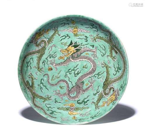 PETIT PLAT EN PORCELAINE À DÉCOR VERT, AUBERGINE ET JAUNE SUR FOND TURQUOISE, DYNASTIE QING, MARQUE ET ÉPOQUE KANGXI (1662-1722)