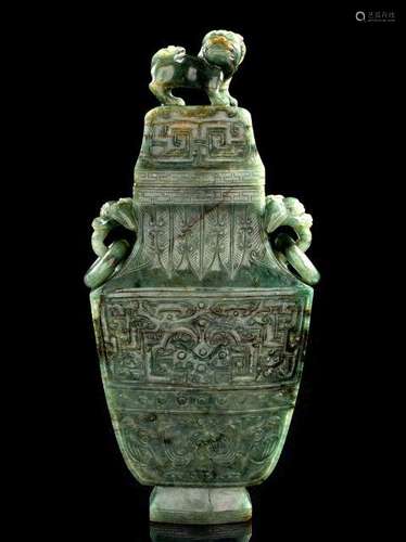 VASE COUVERT EN JADE VERT ÉPINARD SCULPTÉ, CHINE, XXe SIÈCLE