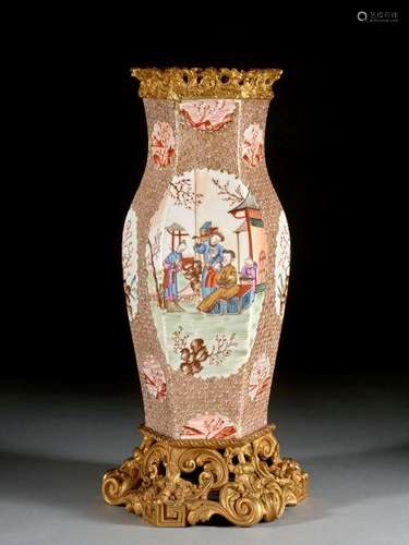 VASE HEXAGONAL EN PORCELAINE FAMILLE ROSE MONTÉ BRONZE, CHINE, DYNASTIE QING, XVIIIe SIÈCLE