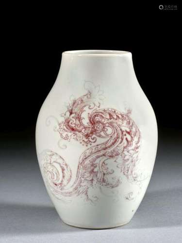 PETIT VASE EN PORCELAINE BLANCHE ET ROUGE DE CUIVRE, CHINE, DYNASTIE QING, FIN DU XIXe SIÈCLE