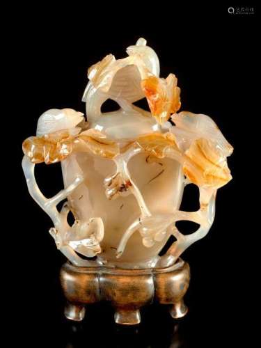 VASE COUVERT EN AGATE SCULPTÉ, CHINE, XXe SIÈCLE