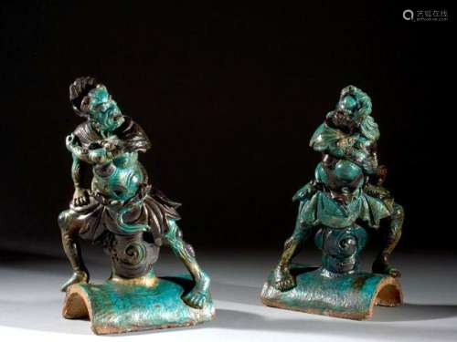 PAIRE DE TUILES FAITIÈRES EN TERRE CUITE ÉMAILLÉE TURQUOISE ET AUBERGINE, CHINE, FIN DE LA DYNASTIE MING, XVIIe SIÈCLE