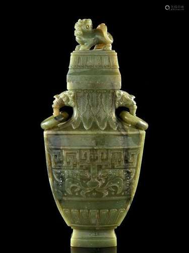 VASE COUVERT EN JADE VERT SCULPTÉ, CHINE, XXe SIÈCLE