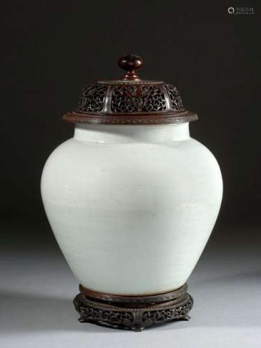 VASE EN PORCELAINE BLANCHE, CHINE, XVIIe-XVIIIe SIÈCLE