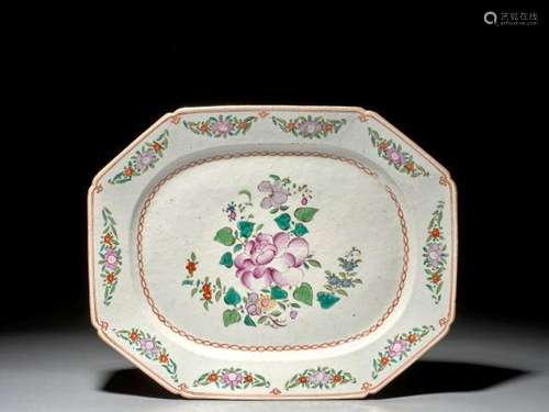 PLAT EN PORCELAINE FAMILLE ROSE, CHINE, DYNASTIE QING, XVIIIe SIÈCLE