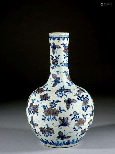 VASE TIANQIUPING EN PORCELAINE BLEU BLANC ET ROUGE DE CUIVRE, CHINE, DYNASTIE QING, XIXe SIÈCLE