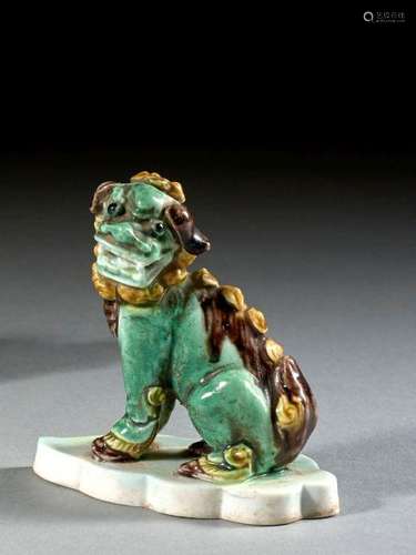 PETIT CHIEN DE FÔ EN PORCELAINE EMAILLÉE VERT, JAUNE ET AUBERGINE, CHINE, DYNASTIE QING, ÉPOQUE KANGXI (1662-1722)