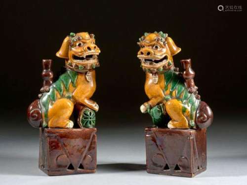 PAIRE DE CHIENS FÔ FORMANT PORTES-BAGUETTES D'ENCENS EN PORCELAINE ÉMAILLÉE VERT, JAUNE ET BRUN, CHINE, DYNASTIE QING, XIXe SIÈCLE