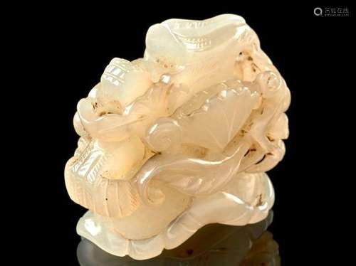 ORNEMENT DE COIFFE EN JADE CÉLADON PÂLE SCULPTÉ, CHINE, DYNASTIE QING, XIXe SIÈCLE