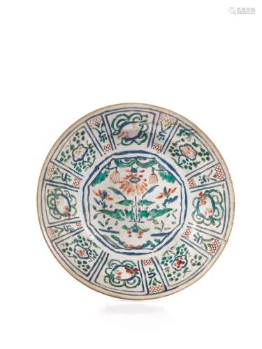 漳州窑系白地红绿彩花纹盘，中国，明代，十七世纪
