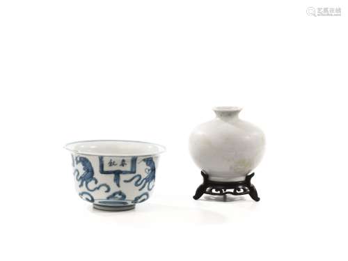 青花碗和哥窑小瓶，中国，不同时期