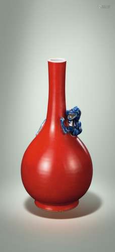 清中期 珊瑚红釉捏塑青花蟠螭胆瓶