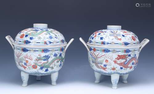 A Pair of Chinese Wucai Porcelain Soup Bowls with Covers and Ears