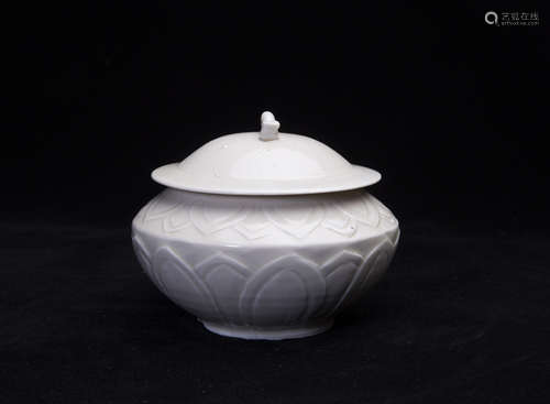 A Chinese Ding Type Porcelain Jar with Vocer