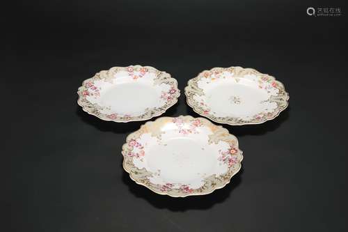 A Set of Three Chinese Export Porcelain Plates