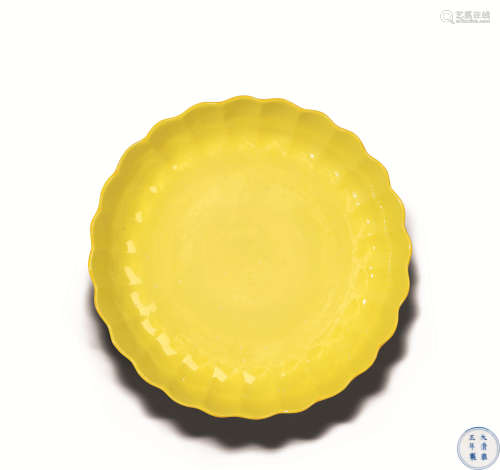 清雍正 柠檬黄釉菊瓣盘