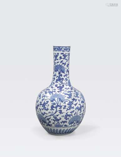 A LARGE BLUE AND WHITE STICK NECK VASE, TIANQIUPINGLate Qing/Republic period