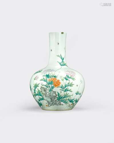 A LARGE FAMILLE ROSE ENAMELEDSTICK NECK VASE, TIANQIUPINGQianlong mark, Late Qing/Republic period