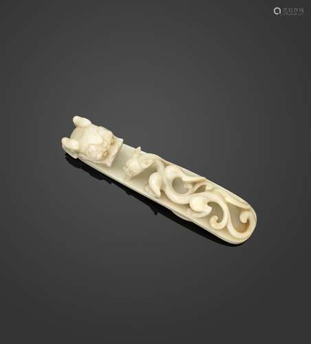 A CARVED ‘CHICKEN BONE’ JADE BELT HOOK18th/19th century