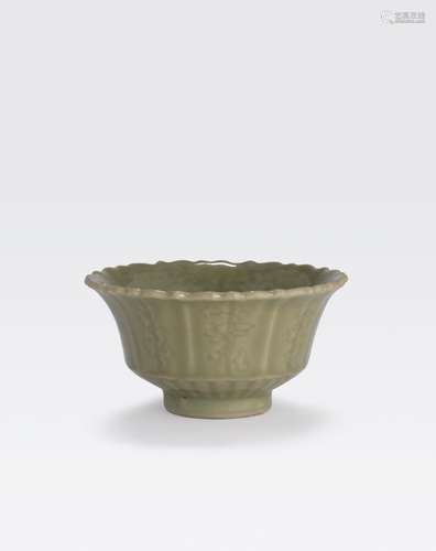 A LONGQUAN CELADON DEEP BOWL WITH FOLIATE RIMMing dynasty