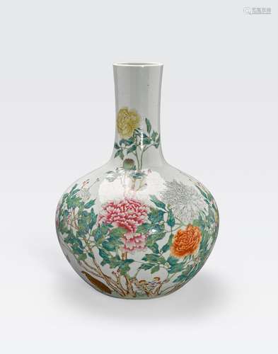 A FAMILLE ROSE ENAMELED STICKNECK VASE, TIANQIUPINGLate Qing/Republic period