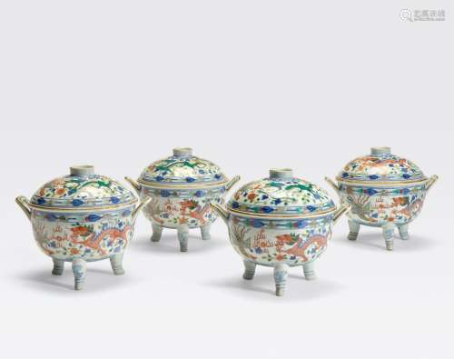 A GROUP OF FOUR MATCHING WUCAI ENAMELEDPORCELAIN COVERED FOOD WARMERS WITH LINERS