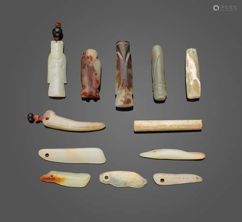 A GROUP OF SMALL JADE OR HARDSTONE CARVINGS