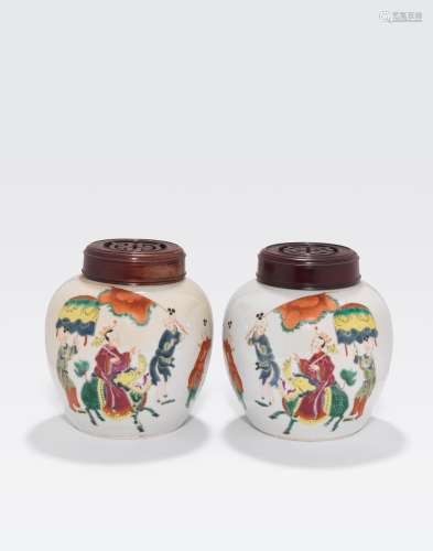 A PAIR OF SMALL FAMILLE ROSE ENAMELED PORCELAINJARS